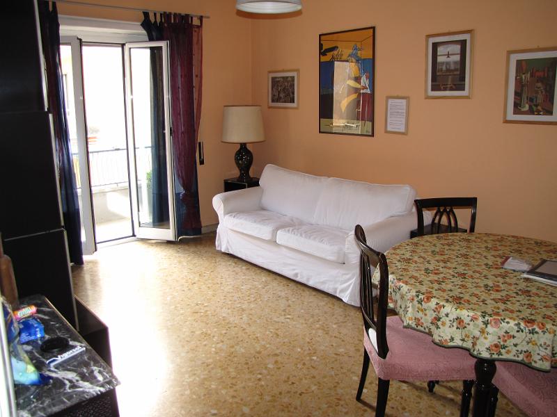 apartement_woonkamer.jpg - Ook de woonkamer, maar nu gezien vanaf de deur naar de pc-hoek. De (slaap-) bank leverde een extra slaapplaats op. De open deuren voeren naar één van de twee balkons.