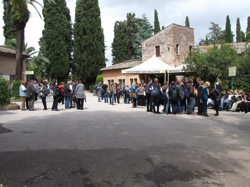 catacombe_san_callisto.jpg - Zondag 16 mei. De kinderen zijn weer terug naar Nederland en wij gaan de Via Appia verkennen. Om precies te zijn, wij gaan de catacomben bezoeken die aan de Via Appia gelegen zijn. In de catacomben van San Callisto werden vanaf de 2e eeuw Christenen begraven. Er liggen oa negen pausen en acht bisschoppen begraven.Helaas mocht ik in de catacomben geen foto's maken.