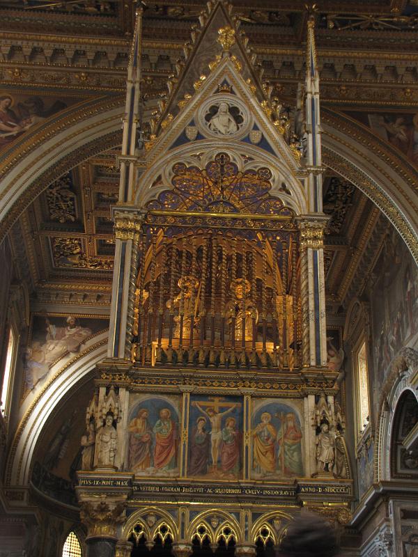 ciborium_detail.jpg - Beelden van Petrus en Paulus boven de baldakijn.