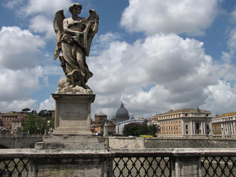 engel_op_engelenbrug.jpg - Één van de 10 engelen op de engelenbrug. Elke engel draagt een wapen van Christus (Arma Christi). In dit geval de gesel.