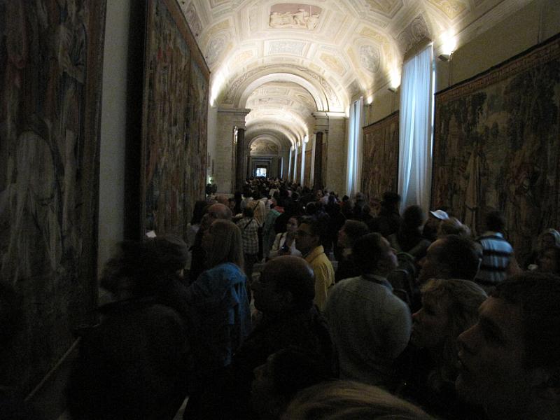 galerij_der_tapijten.jpg - De galerij der tapijten. Een vrij donkere en smalle gang waar de Brusselse tapijten hangen die eigenlijk thuishoren langs de wanden van de Sixtijnse kapel.