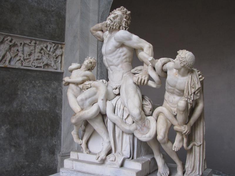 laocoon_en_zonen.jpg - De Laocoongroep. Dit beeld is gemaakt tussen 40 en 20 voor Christus op Rodos. Daarna verplaatst naar Rome waar het oa in het bezit was van keizer Nero. Na eeuwen zoek te zijn geweest werd het in 1506 terug gevonden bij opgravingen. Een deel dat miste was de rechterarm van Laocoon. Na een wedstrijd die door de paus werd uitgeschreven bepaalde men dat het beeld oorspronkelijk een uitgestrekte arm moest hebben gehad.In 1957 vond men de originele arm weer terug. Het bleek dat de arm gebogen was achter het hoofd van Laocoon. De verkeerde arm is daarna verwijderd, en het oorspronkelijke exemplaar is terug geplaatst.