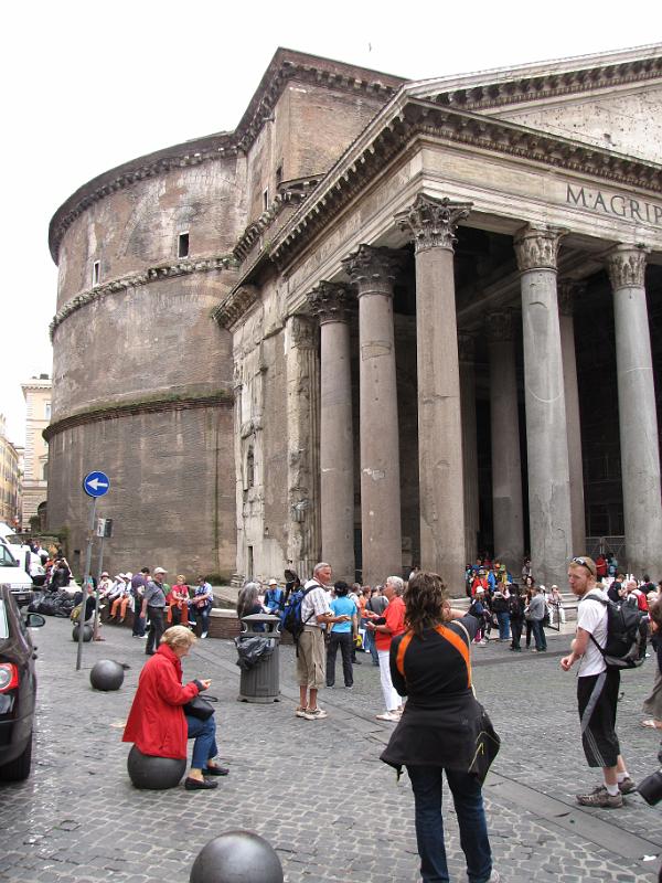 pantheon_exterieur.jpg - Het Pantheon. Gebouwd door consul Marcus Agrippa. Na een grote brand in Rome in 125 na Christus herbouwd door keizer Hadrianus. Oorspronkelijk een tempel, maar in 609 geschonken aan paus Bonifatius IV, die er een kerk van maakte.