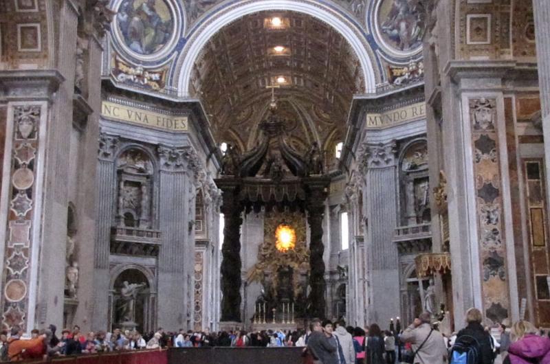 sint_pieter.jpg - Foto van het interieur van de Sint Pieter(oftewel op z'n italiaans Basilica di San Pietro). Met in het midden de baldakijn die door Bernini is gemaakt en die de plaats aangeeft waar Petrus begraven ligt.