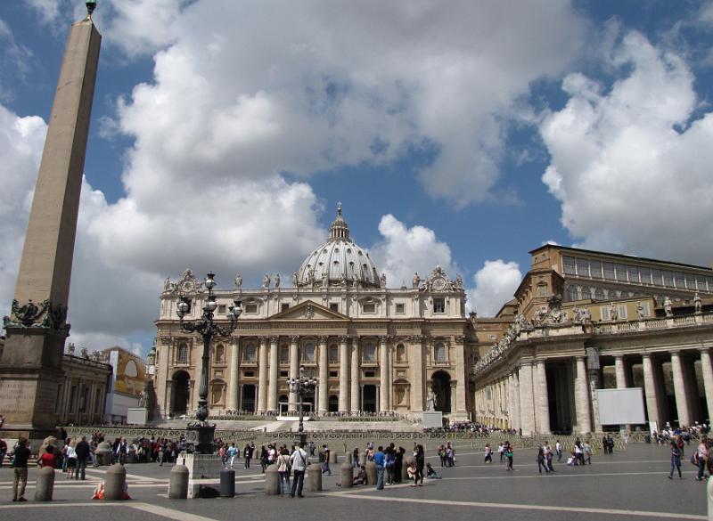 sint_pieterplein.jpg - Dag 4, Hemelvaartsdag. Vandaag komen Tina en Wil ook naar Rome. Aangezien vrijdag een rondleiding in het Vaticaan op het programma staat, gaan Frouwkje en ik alvast eens kijken hoe we daar met de bus moeten komen. Langs de muren van Vaticaanstad wandelen we naar het Sint Pieterplein, het Piazza San Pietro.