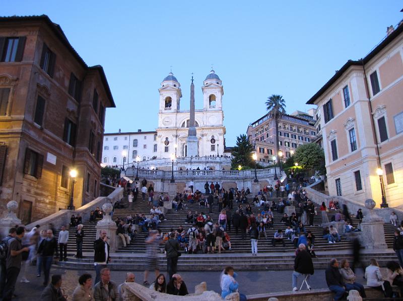 spaanse_trappen_avond.jpg - In de avonduren gaan we met de, ondertussen gearriveerde, kinderen nog even op pad. Ook even een kijkje bij de Spaanse trappen en de Trinitá dei Monti kerk.