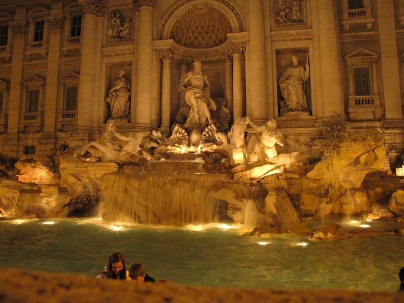 trevi_fontein_verlicht.jpg - De trevi fontein bij avond. Prachtig verlicht en erg gezellig om hier even te gaan zitten.
