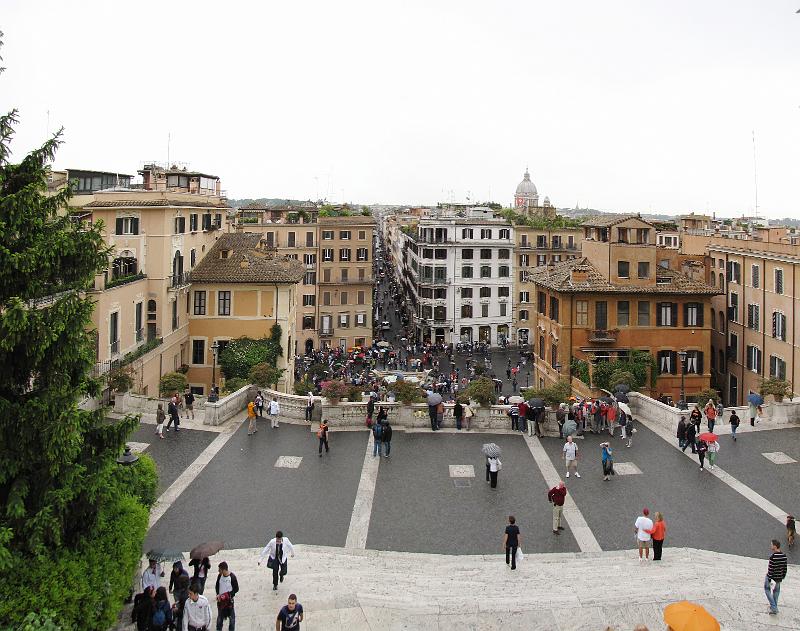 uitzicht_vanaf_spaanse_trappen.jpg - De eerste dag gebruiken Frouwkje en ik om onze weg te leren vinden in het openbaar vervoer en om boodschappen te doen. Daarnaast moeten we ook nog even wennen aan de kaart die we van Rome hebben. We raken op een gegeven moment de weg even kwijt en belanden tot onze verbazing boven aan de Spaanse trappen. Precies voor de deur van de Trinitá dei Monti kerk.