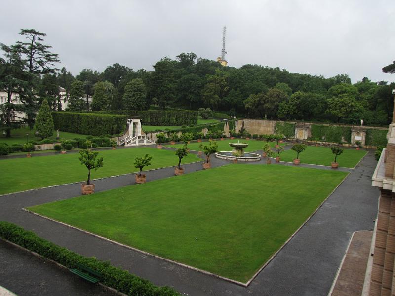 vaticaan_tuin.jpg - Zaterdag 15 mei, bezoek aan het Vaticaans museum, de sixtijnse kapel en de Sint Pieter. Een regenachtige dag, maar doordat we grotendeels binnen zullen zijn hebben we er weinig last van.Op de foto één van de tuinen van het Vaticaan. Op de achtergrond de zendmast van radio Vaticaanstad.