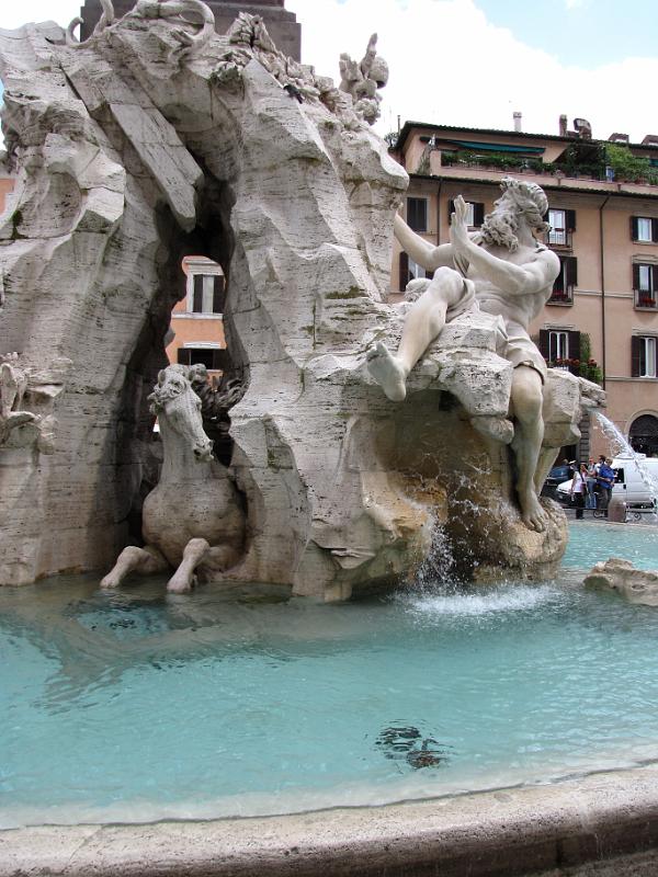 vierstromenfontein_detail_donau.jpg - La Fontana dei Quattro Fiumi, de vierstromenfontein, op de piazza Navona. Deze fontein van Bernini beeld de 4 grote rivieren van de wereld uit (die in de tijd van Bernini bekend waren). De Ganges, de nijl, de Rio de la plata en (op de foto) de Donau.