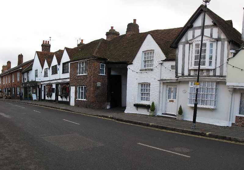 amersham_high_street.jpg - Old-Amersham bestaat vooral uit mooie oude huisjes. De High Street is voorzien van allerlei luxe winkeltjes.
