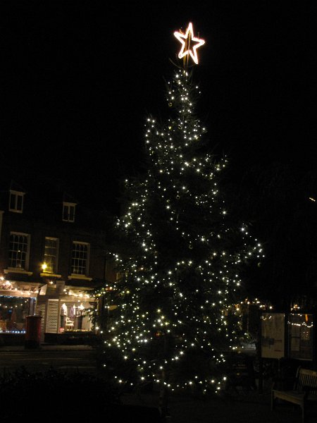 amersham_kerstboom.jpg - Het is bijna kerstmis en Engeland is uiteraard al geheel in kerststemming. Dus, in de avonduren maar even de kou in, voor een aantal sfeerplaatjes.