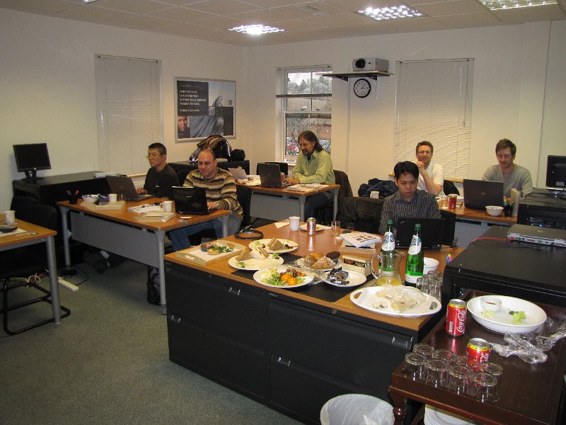 compellent_cursuslokaal.jpg - Ons cursuslokaal. Per 2 studenten is er een storagesysteem aanwezig om alle oefeningen op uit te voeren. Lunch word naar het cursuslokaal gebracht, daarvandaan de schalen met broodjes e.d.
