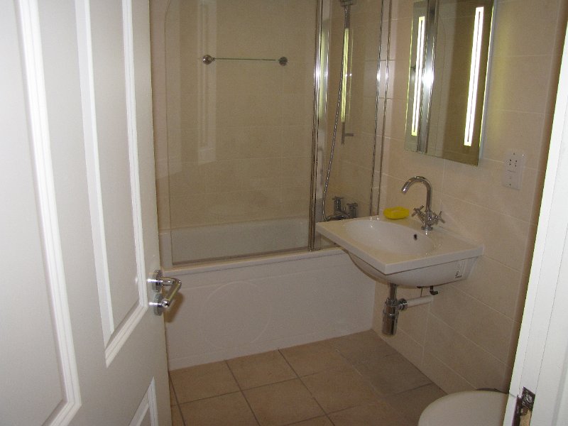 kings_arms_badkamer.jpg - Na de entree is er een deur naar de badkamer, plus een wenteltrap naar boven.