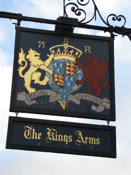 kings_arms_bord.jpg - Uiteraard is The Kings Arms voorzien van zo'n mooi uithangbord.