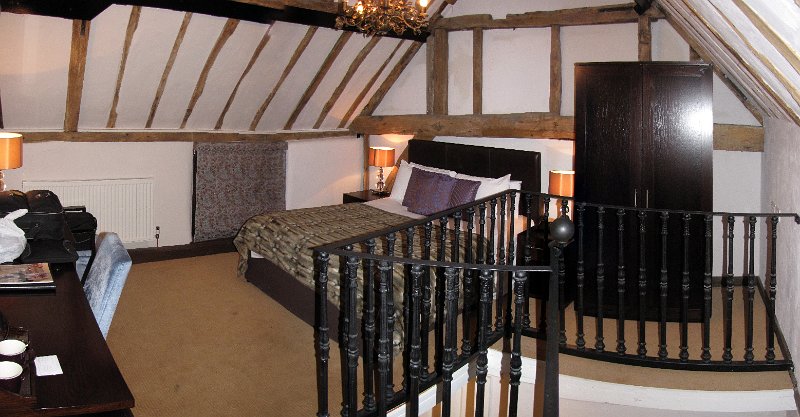 kings_arms_hotelkamer.jpg - Boven, onder de balken, de slaapruimte. Het is een gebouw waar alles, door de oude balken, een beetje scheef staat. Zelfs de vloer loopt scheef.