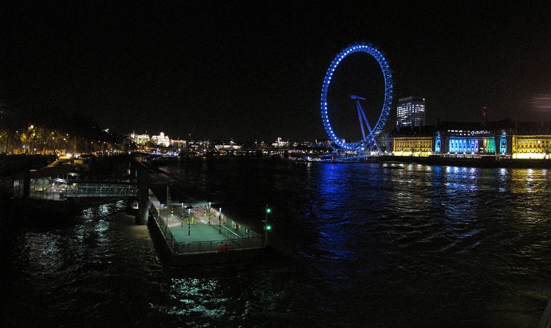 london_at_night.jpg - Op Westminster bridge maak ik deze foto van de Thames met the London Eye.