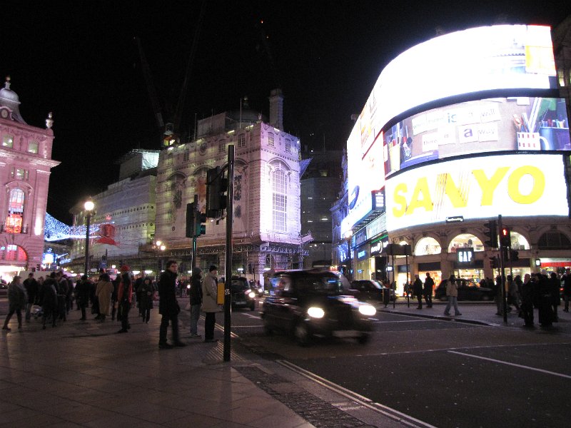 piccadilly_circus.jpg - Woensdagavond even naar Londen zelf. Hans is nog nooit in Londen geweest, dus we besluiten om een hapje eten te combineren met een kleine wandeling langs een paar bekende plekken in de city. Op de foto Piccadilly circus.