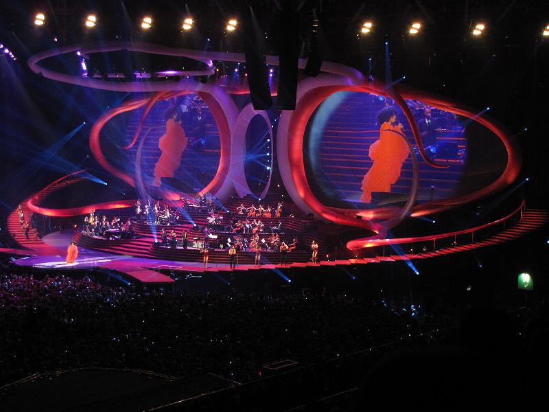 gelredome_diana_ross.jpg - Diana Ross op het podium. Uiteraard in het rood.