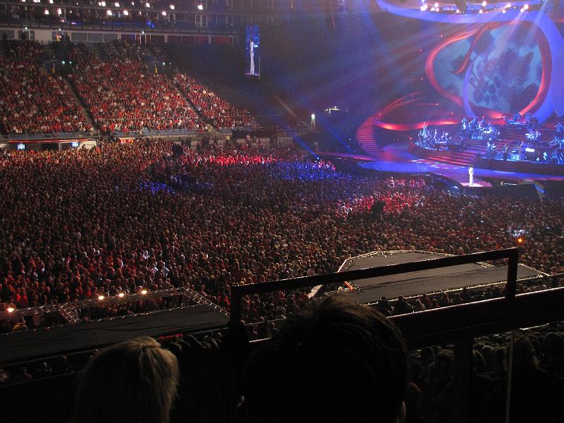 gelredome_in_rosso.jpg - Het licht moet aan. Allemaal meezingen.