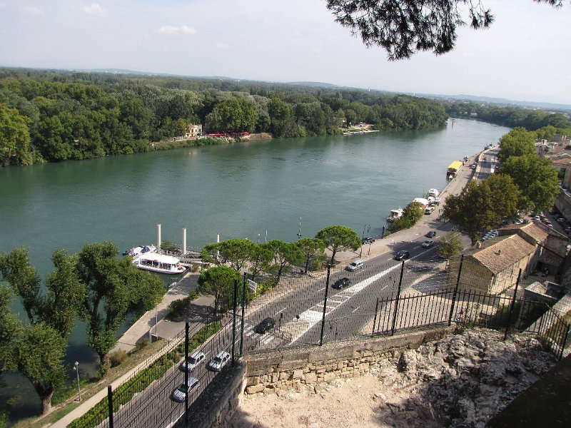 avignon_rhone.jpg - Zaterdag, een zeer warme dag. De weerkundigen voorspellen onweer. Wij gaan een kijkje nemen in Avignon.  De stad, gelegen aan de Rhône, die tussen 1309 en 1376 de plaats was waar de pausen zetelden.