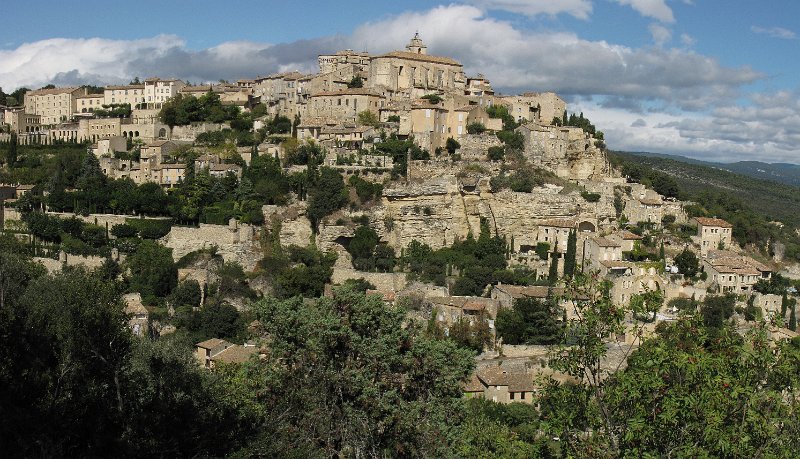 gordes.jpg - Na L'Isle-sur-la-Sorgue gaan we via een toerische route naar Gordes. Volgens onderzoeken één van de mooiste dorpen van Frankrijk. En inderdaad, een plaatje!
