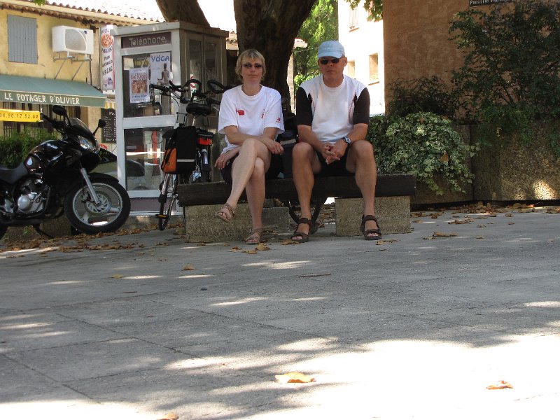 pauze_bedoin.jpg - Samen op de foto in het centrum van Bedoin.