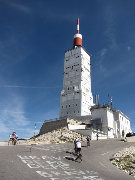 radarstation_ventoux.jpg - Fietsers, vele fietsers, de Ventoux staat duidelijk op de to-do lijst van vele toerfietsers.