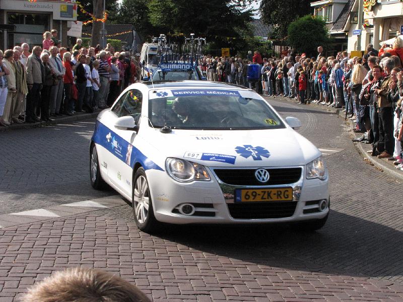 vuelta_dokter.JPG - Tussen de ploegleiders, de auto van de dokter.