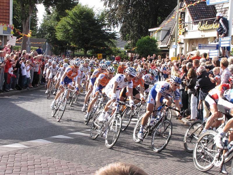 vuelta_etappe2_2edoorkomst_rolde.JPG - Het peloton.