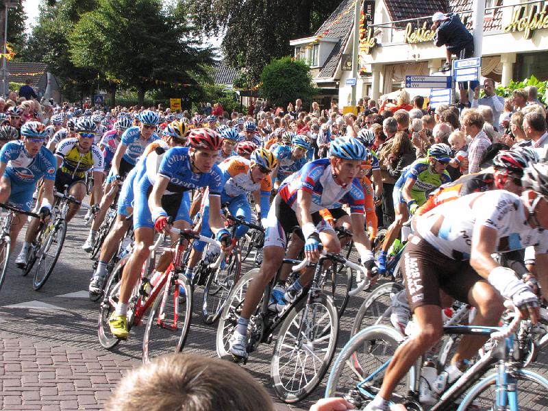 vuelta_etappe2_2edoorkomst_rolde2.JPG - Het peloton.