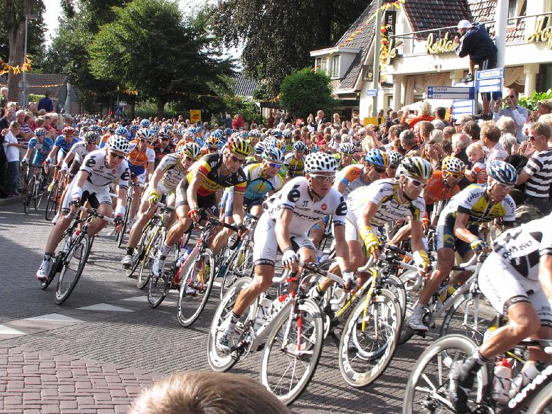 vuelta_peloton_boonen.JPG - Het peloton met in het midden, in de kleuren van de Belgische vlag, Tom Boonen.