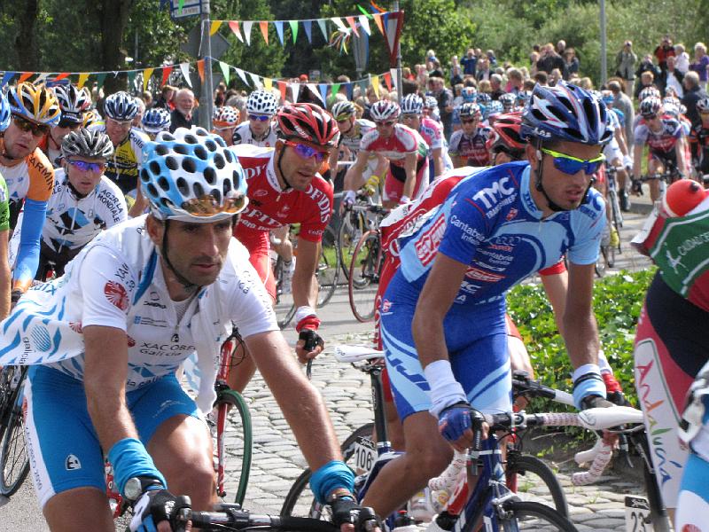 vuelta_peloton_rotonde_rolde3.JPG - Het peloton in vliegende vaart over de rotonde.