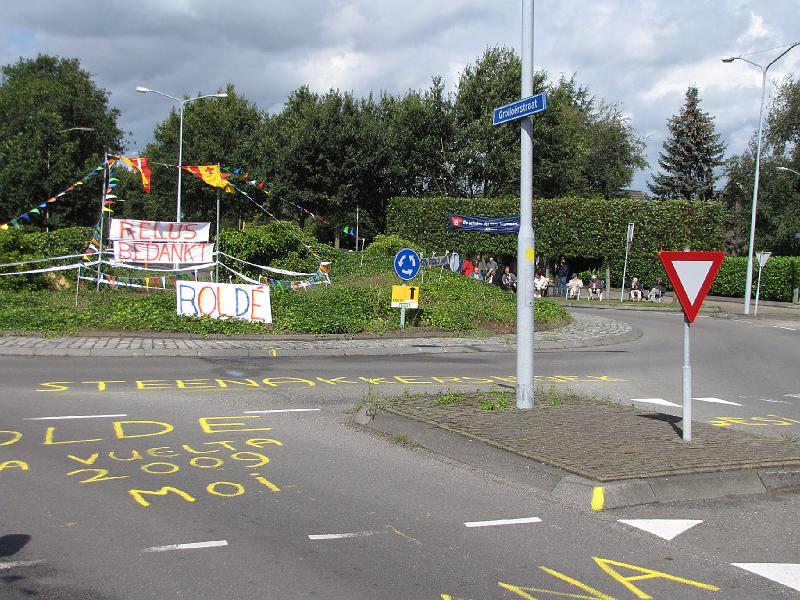 vuelta_rotonde_rolde.JPG - De Vuelta start in Drenthe en Rolde heeft het geluk dat de 2e etappe tweemaal door het dorp komt. De eerste keer van Grolloo richting Assen. De tweede maal van Assen richting Gieten. De rotonde aan de rand van het dorp is voor de eerste doorkomst voorzien van teksten en vlaggen.
