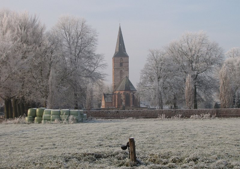 kerk_rolde.jpg - Temperaturen onder nul en mist levert mooie plaatjes op. Tijd voor een wandeling rond Rolde. Het eerste plaatje, de Jacobuskerk.