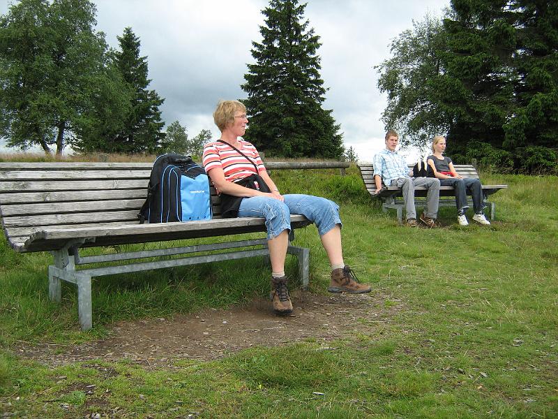 kahler_asten_bankje.jpg - De vrijdag begon met regen, maar het klaarde snel op. We kiezen voor een wandeling via de Kahler Asten en de Hoher Knochen naar Altastenberg. Daarna weer terug naar Winterberg.