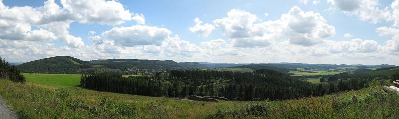 rothaarsteig_uitzicht_op_kustelberg_en_schlossberg.jpg - Uitzicht op de Schlossberg (links) en het dorp Kustelberg vanaf de Rothaarsteig.
