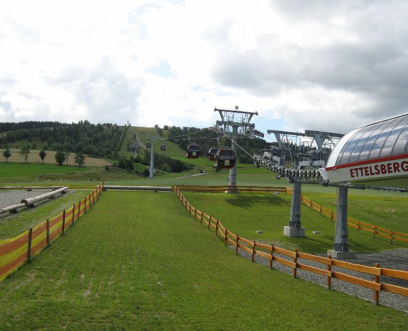skilift_ettelsberg_willingen.jpg - Woensdag staat in het teken van de Rothaarsteig wandelroute. We gaan met de (gratis) bus en trein naar Willingen en vanaf de top van de Ettelsberg wandelen we over een deel van de Rothaarsteig terug naar Winterberg. Eerst met de sessellift naar de top van de Ettelsberg.