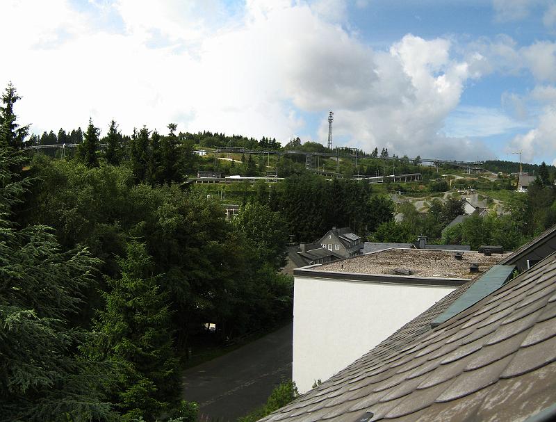 uitzicht_huisje_kappeberg.jpg - Uitzicht vanuit de woonkamer op de erlebnisberg Kappe. Een berg als groot amusementspark. rodelbahn, panorama brucke, bobbaan en diverse routes voor ATB fietsen.