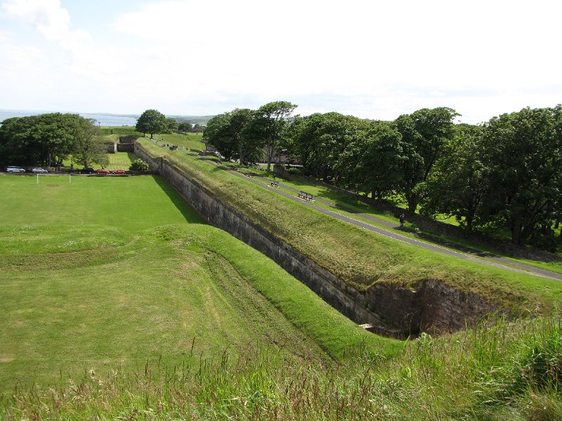 berwick_verdedigingswerken.jpg - In de oorlogen tussen Engeland en Schotland heeft Berwick vaak een belangrijke rol gespeeld. Daarvandaan dat de stad voorzien is van stevige vestingswerken.