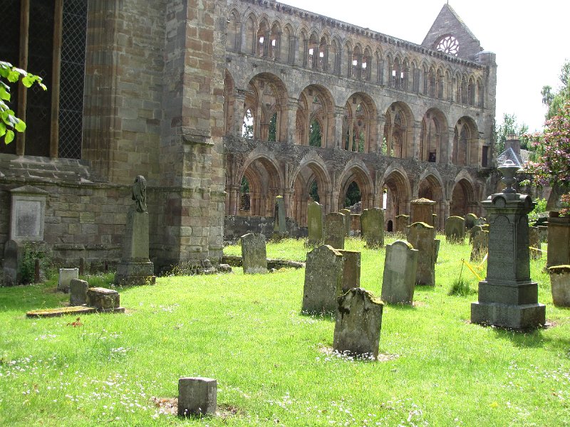 jetburgh_abbey.jpg - Donderdag: we hadden een 2e rondwandeling over de Cheviot hills gepland, maar het weer zit niet mee. Het regent stevig en we besluiten dan ook maar om Jetburgh te bezoeken. Bij Jetburgh abbey schijnt op dat moment nog de zon.