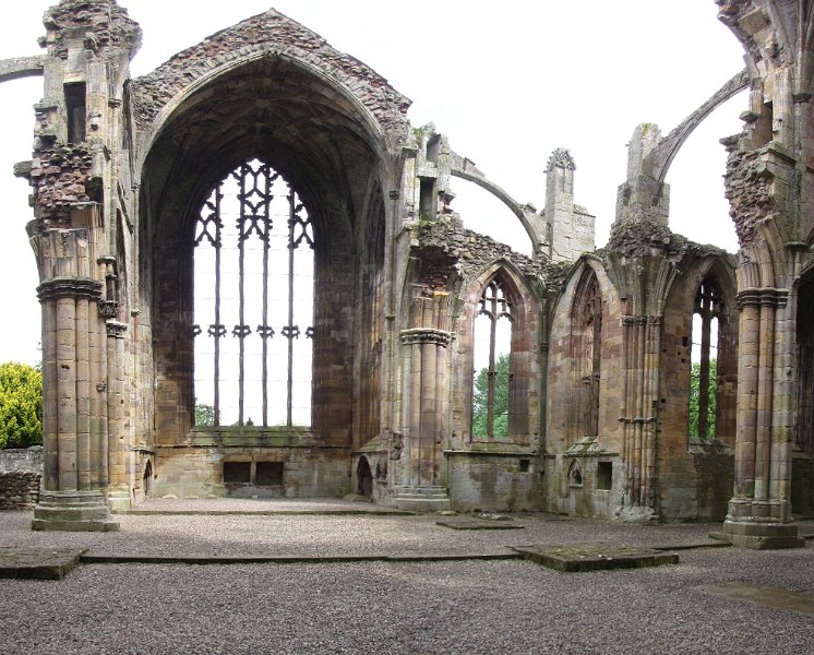 melrose_priesterkoor.jpg - Melrose abbey is al lang een ruïne, maar een deel van de vertrekken is nog wel goed herkenbaar. Hier een foto van het koor van de kerk.