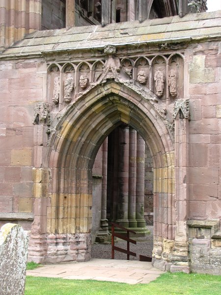 melrose_uitgang.jpg - De zaterdag gebruiken we om Melrose abbey eens goed te gaan bekijken. Tenslotte wandelen we St. Cuthbert's way, en hij was vroeger abt van dit klooster.